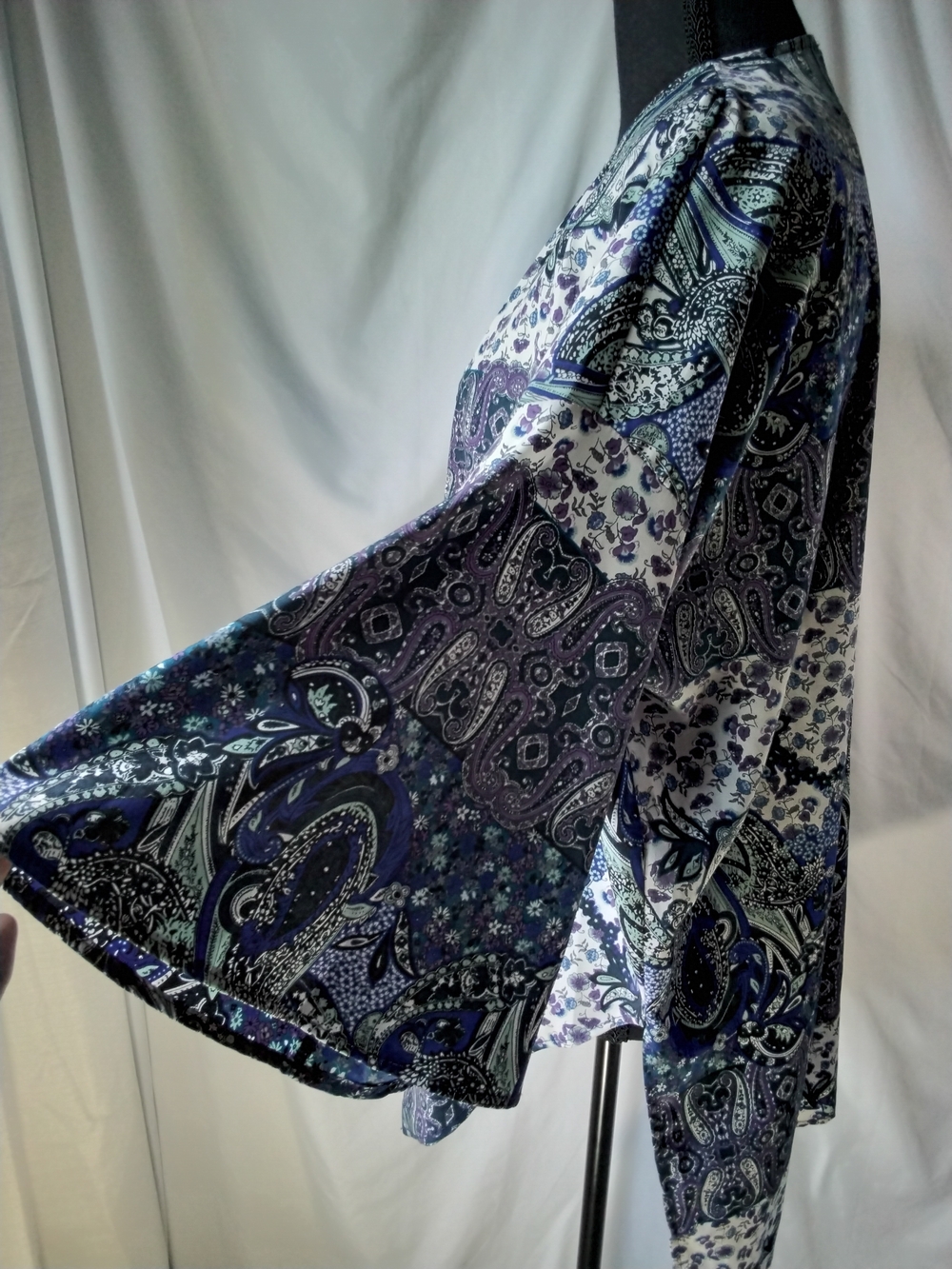 Peach Love California Blue & White Paisley Open-Front Kimono - Picture 3 of 12